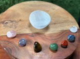 7 Chakra Crystal Set with Selenite Bowl (Rose Quartz, Amethyst, Green Aventurine, Red Jasper, Tiger Eye, Blue Sodalite, Clear Quartz)